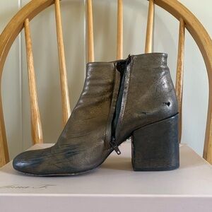 Vero Cuoio bronze booties size 40 damaged but reparable